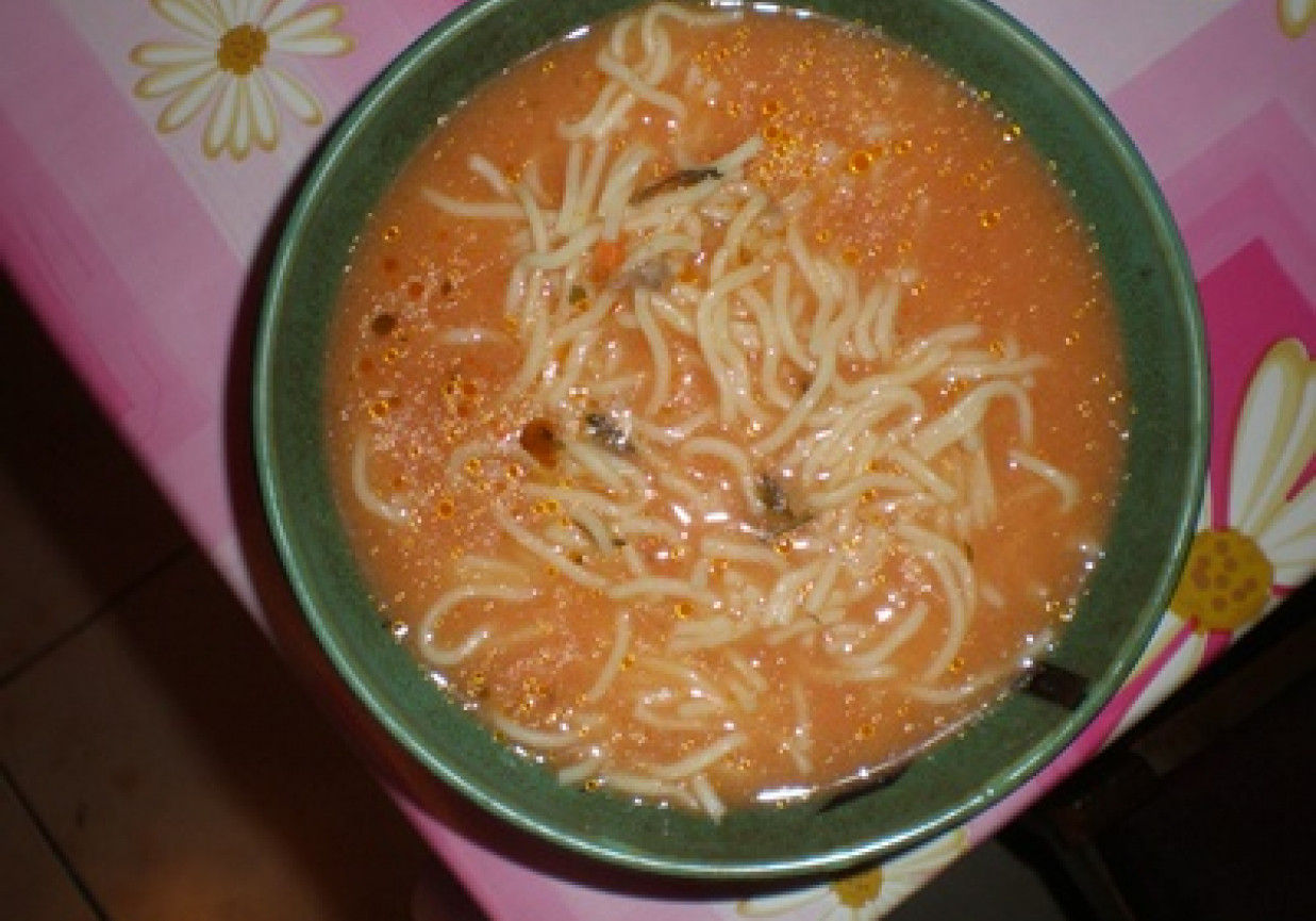 zupa pomidorowa czysta z makaronem foto