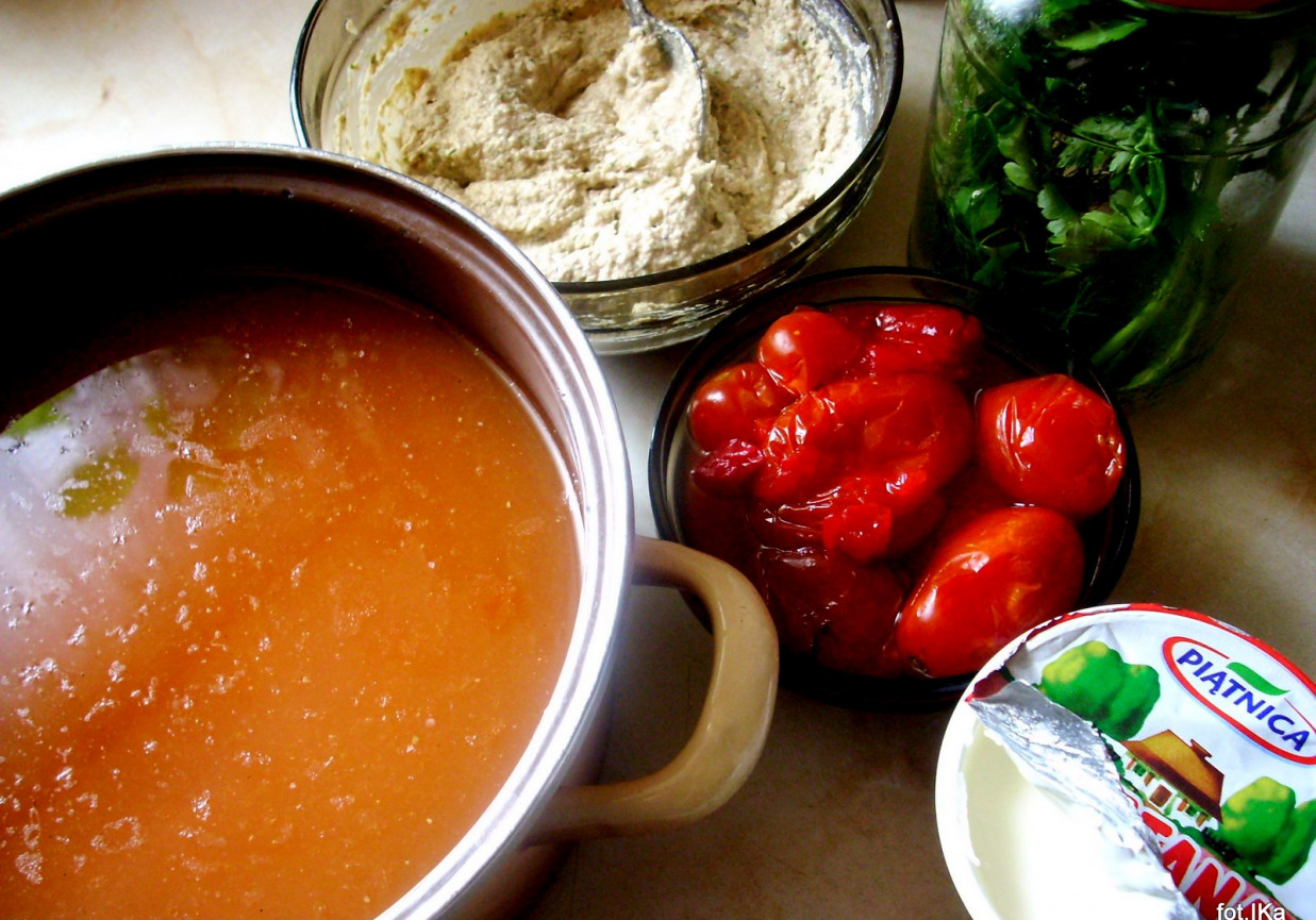 Zupa pomidorowa, kremowa, z kiszonymi pomidorami i mięsnymi kluseczkami foto
