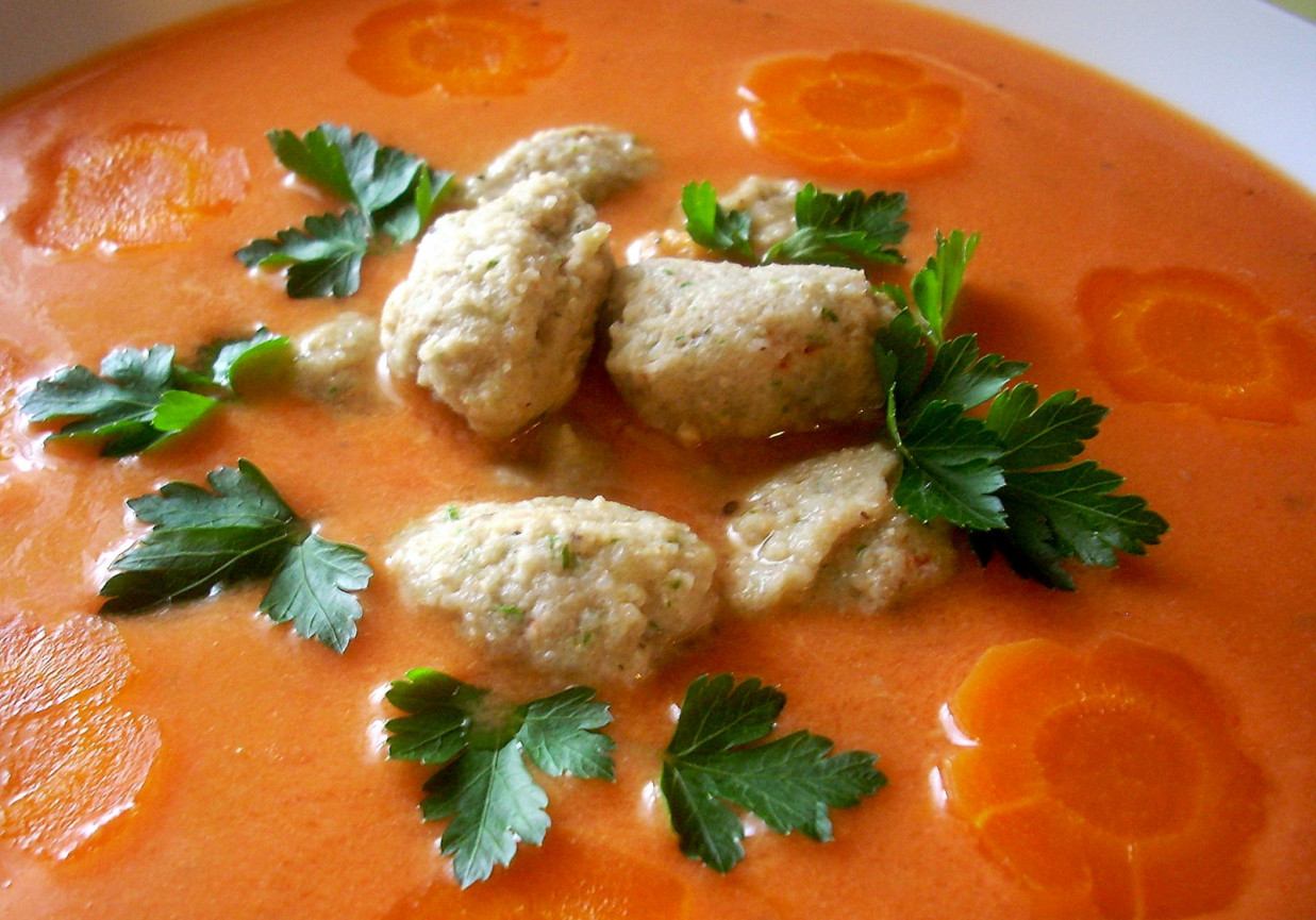 Zupa pomidorowa, kremowa, z kiszonymi pomidorami i mięsnymi kluseczkami foto