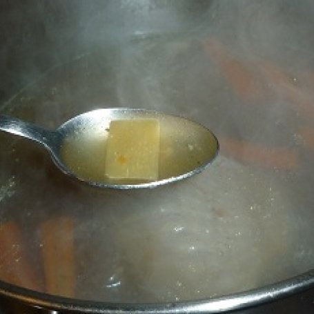 Krok 2 - Zupa pomidorowa na indyku z makaronem łazankowym foto