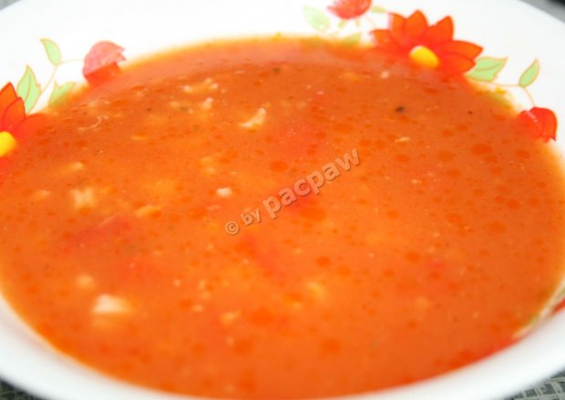 Fotografia przedstawiająca Zupa pomidorowa na kostce mięsnej
