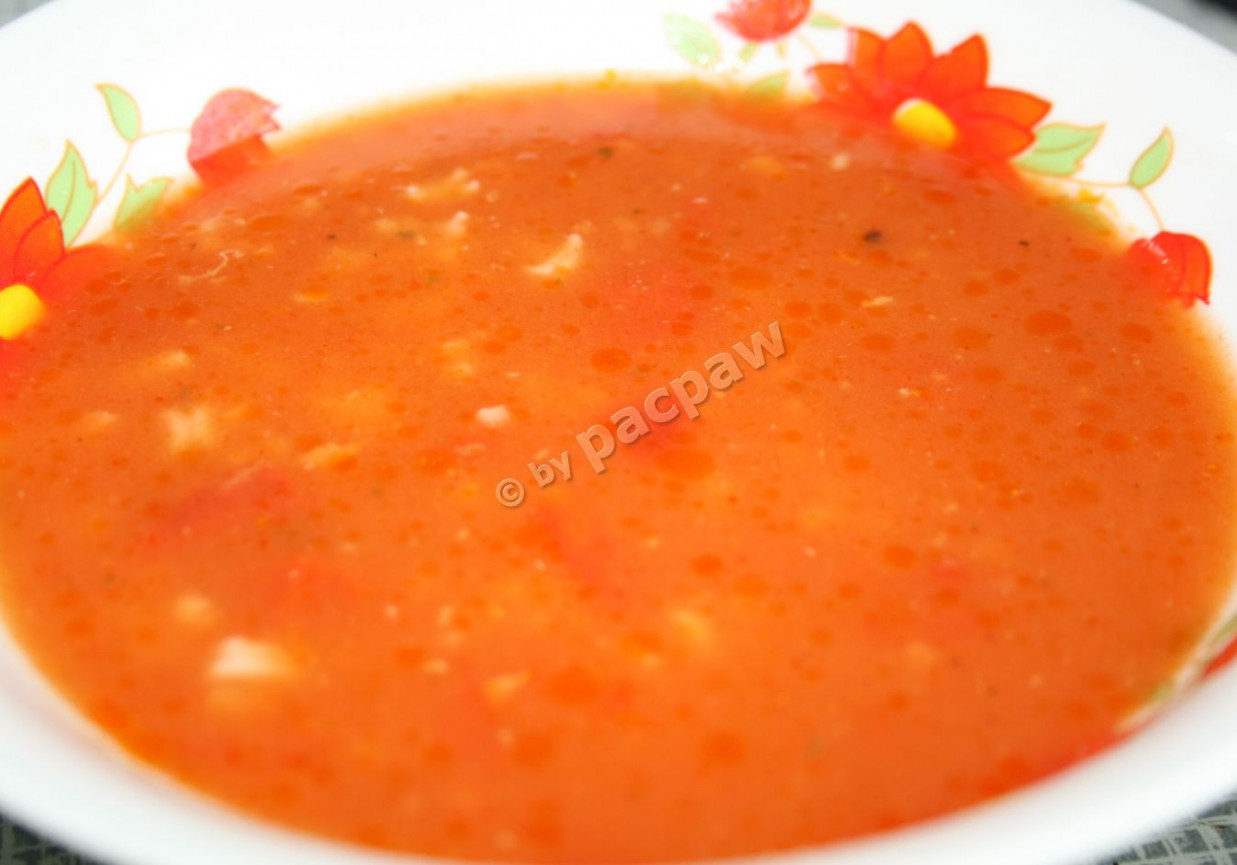 Zupa pomidorowa na kostce mięsnej foto