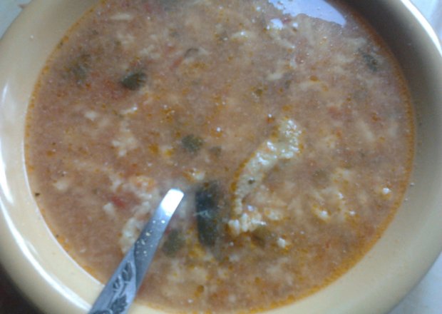 Fotografia przedstawiająca zupa pomidorowa na mięsie z ryżem