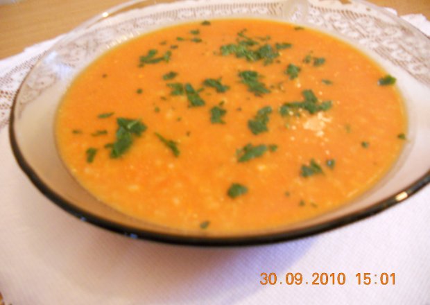 Fotografia przedstawiająca Zupa pomidorowa na rosole z ryżem