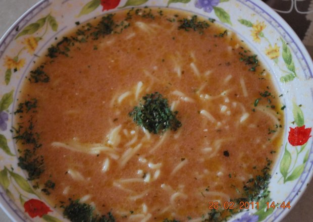 Fotografia przedstawiająca zupa pomidorowa na rosolku
