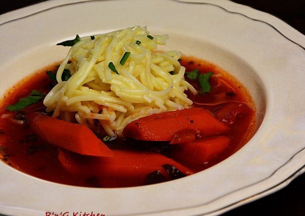 Fotografia przedstawiająca Zupa pomidorowa na skrzydełkach