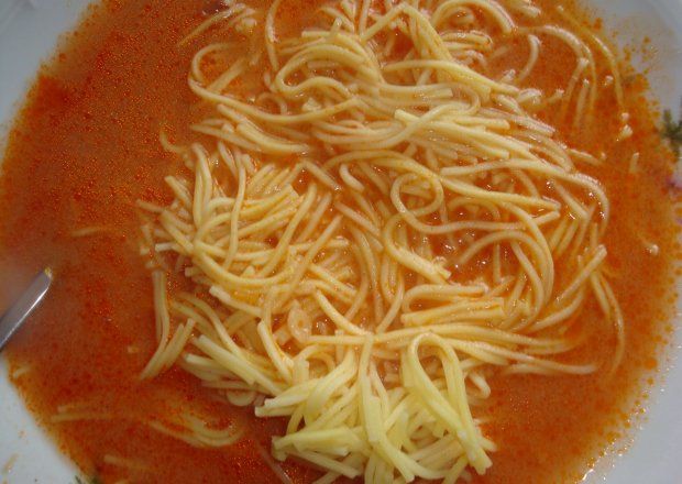 Fotografia przedstawiająca Zupa pomidorowa na skrzydełkach z makaronem