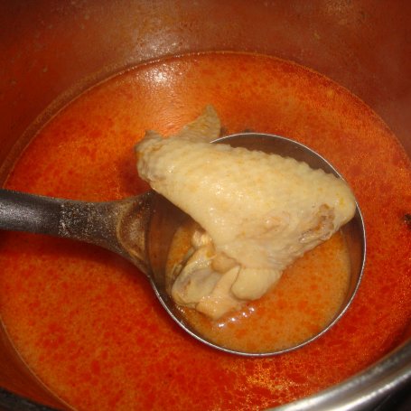 Krok 2 - Zupa pomidorowa na skrzydełkach z makaronem foto