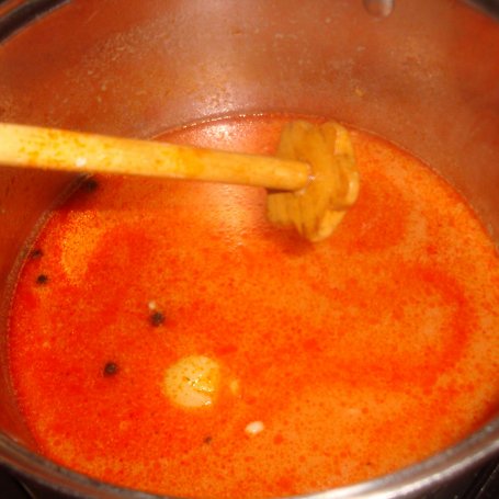 Krok 3 - Zupa pomidorowa na skrzydełkach z makaronem foto