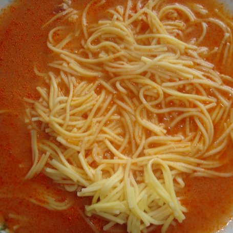 Krok 6 - Zupa pomidorowa na skrzydełkach z makaronem foto
