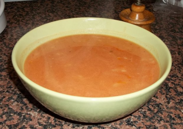 Fotografia przedstawiająca Zupa pomidorowa na soku z pomidorów