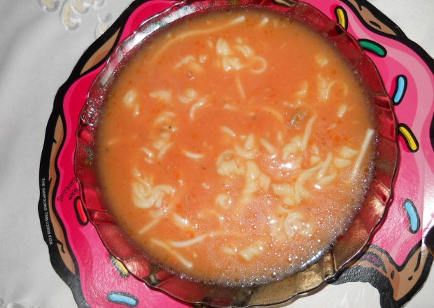 Fotografia przedstawiająca Zupa pomidorowa na udkach
