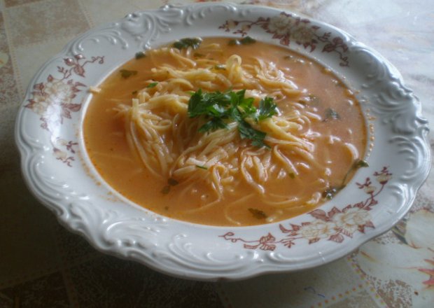 Fotografia przedstawiająca Zupa pomidorowa na żeberkach