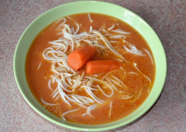 Fotografia przedstawiająca Zupa pomidorowa na żołądkach z kurczaka