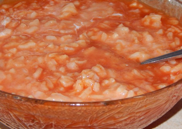 Fotografia przedstawiająca Zupa pomidorowa po grecku - z serem feta