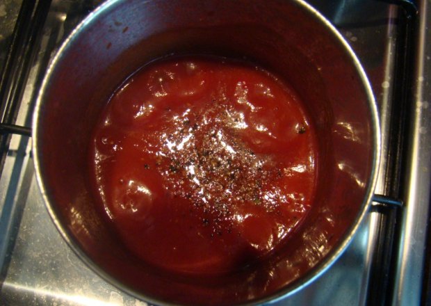 Fotografia przedstawiająca zupa pomidorowa z bazylią i lanym ciastem