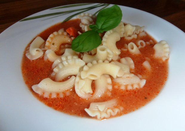 Fotografia przedstawiająca Zupa pomidorowa z bazylią