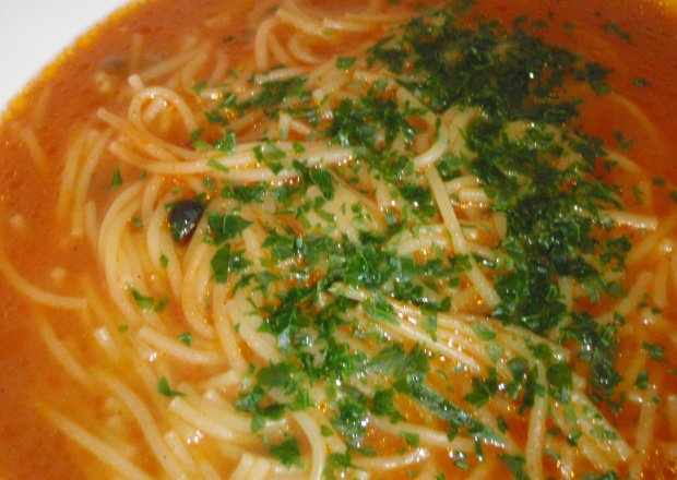Fotografia przedstawiająca zupa pomidorowa z bazylią
