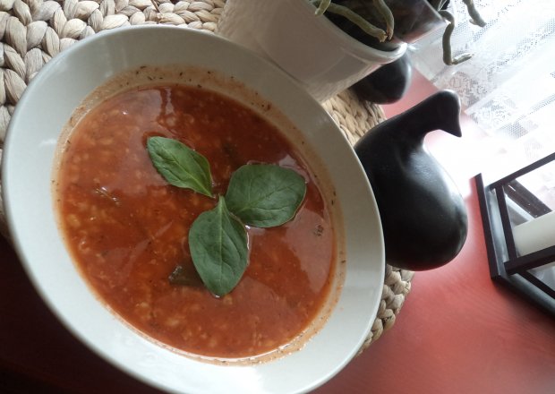 Fotografia przedstawiająca Zupa pomidorowa z brązowym ryżem, świeżym szpinakiem i suszonym koperkiem :)