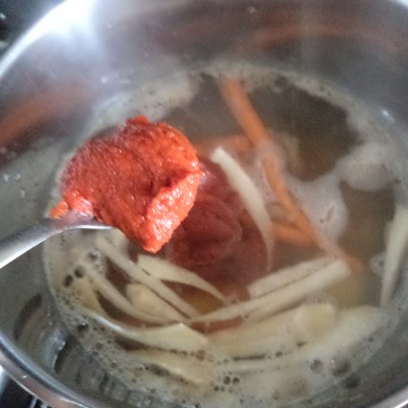 Krok 4 - Zupa pomidorowa z brązowym ryżem, świeżym szpinakiem i suszonym koperkiem :) foto