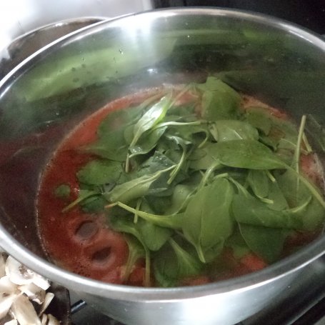 Krok 5 - Zupa pomidorowa z brązowym ryżem, świeżym szpinakiem i suszonym koperkiem :) foto