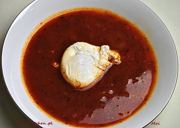 Fotografia przedstawiająca Zupa pomidorowa z cebulą