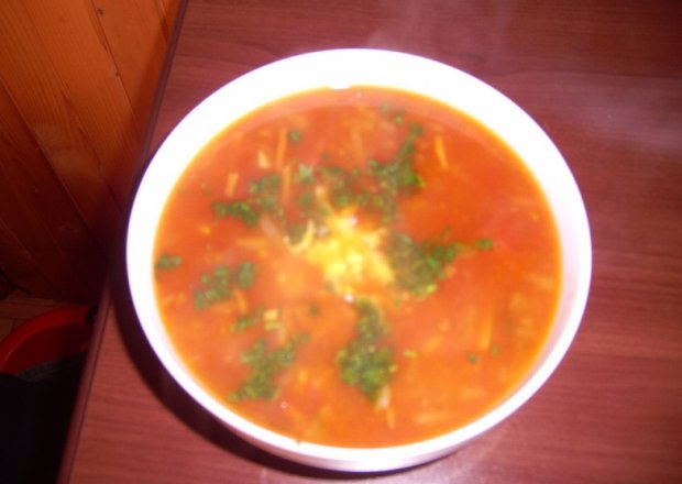 Fotografia przedstawiająca Zupa pomidorowa z cebulą