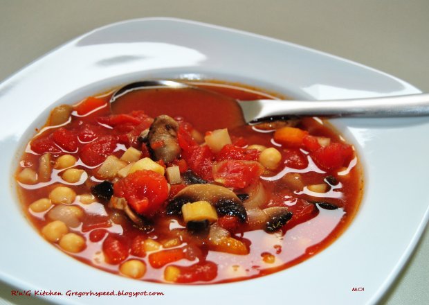 Fotografia przedstawiająca Zupa pomidorowa z ciecierzycą i pieczarkami