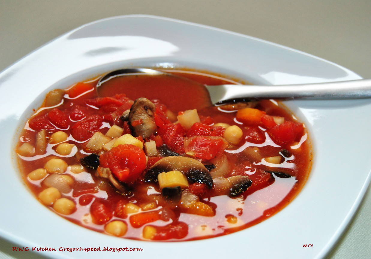 Zupa pomidorowa z ciecierzycą i pieczarkami foto