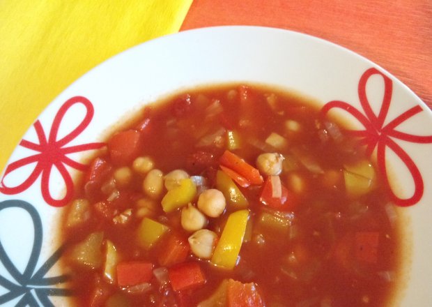 Fotografia przedstawiająca Zupa pomidorowa z ciecierzycą