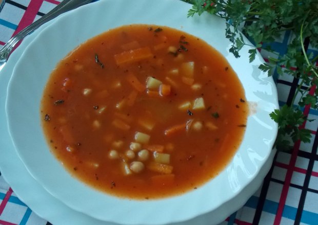 Fotografia przedstawiająca Zupa pomidorowa z cieciorką