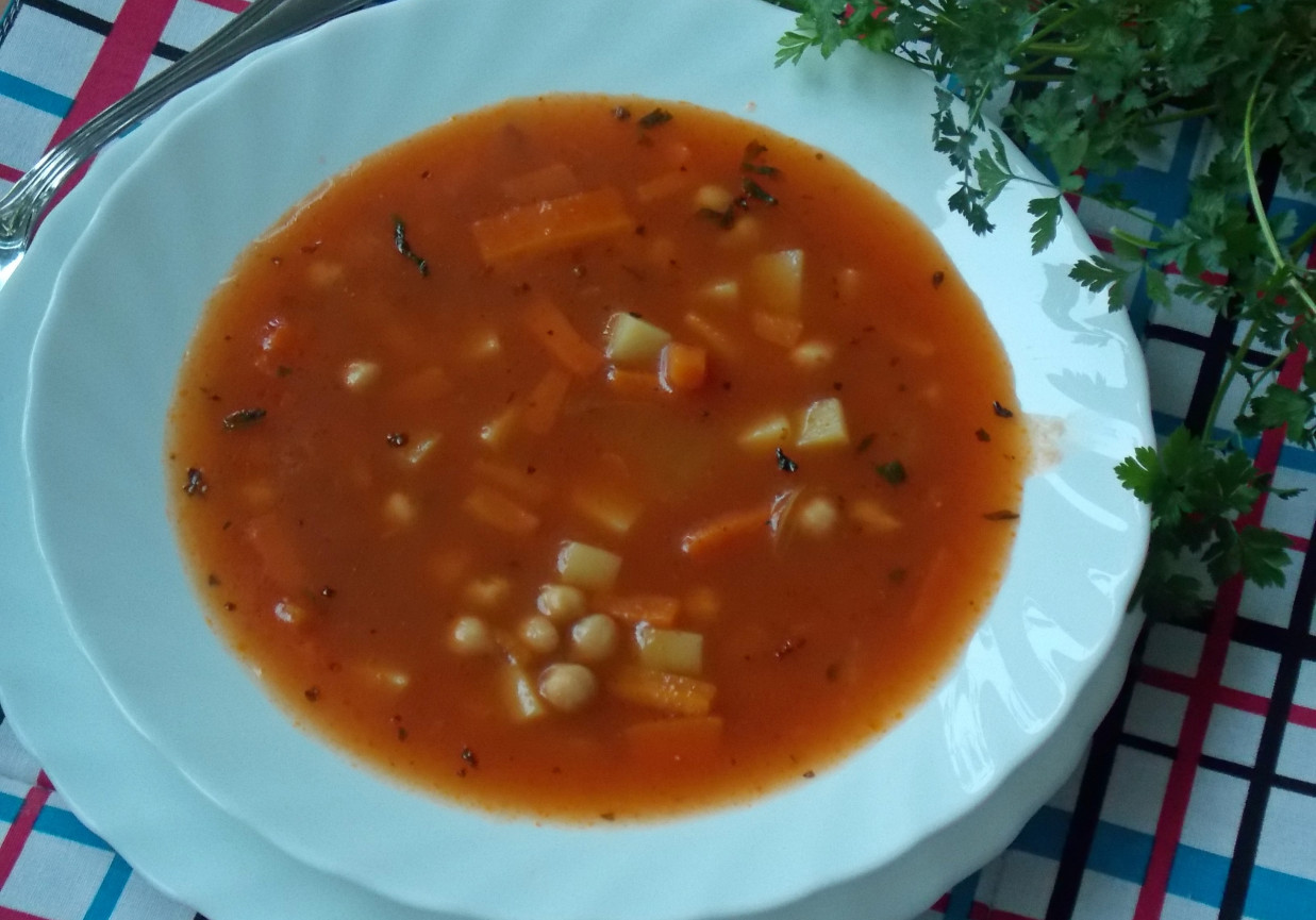 Zupa pomidorowa z cieciorką foto