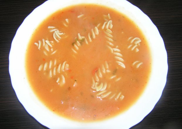 Fotografia przedstawiająca Zupa pomidorowa z ciemnym makaronem