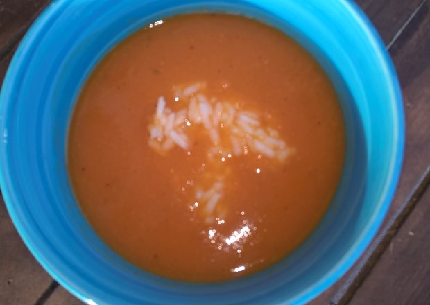 Fotografia przedstawiająca Zupa pomidorowa z czerwoną soczewicą i ryżem
