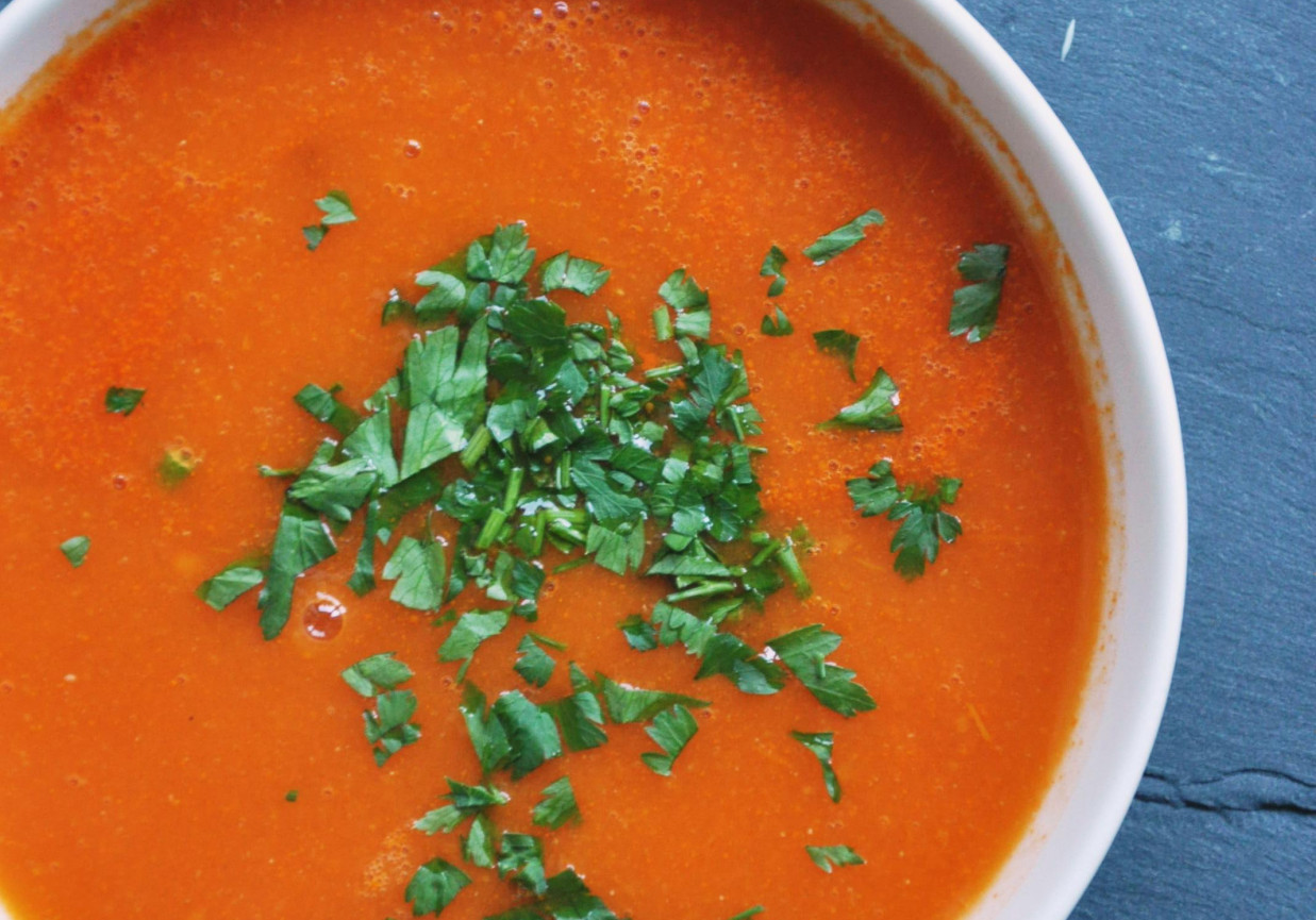 Zupa pomidorowa z czerwoną soczewicą foto