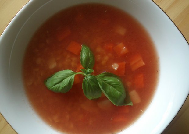 Fotografia przedstawiająca Zupa pomidorowa z czerwoną soczewicą