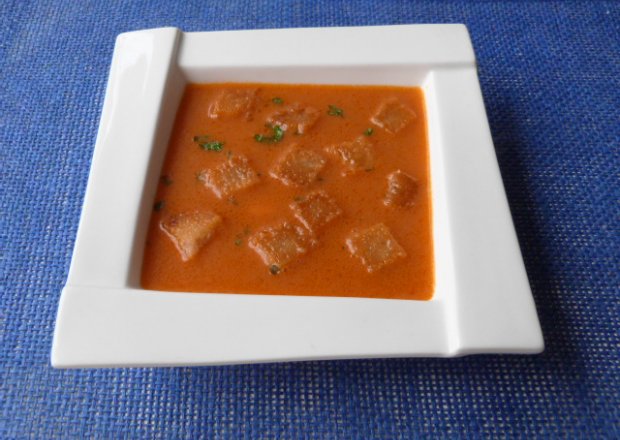Fotografia przedstawiająca Zupa pomidorowa z czosnkowymi grzankami.