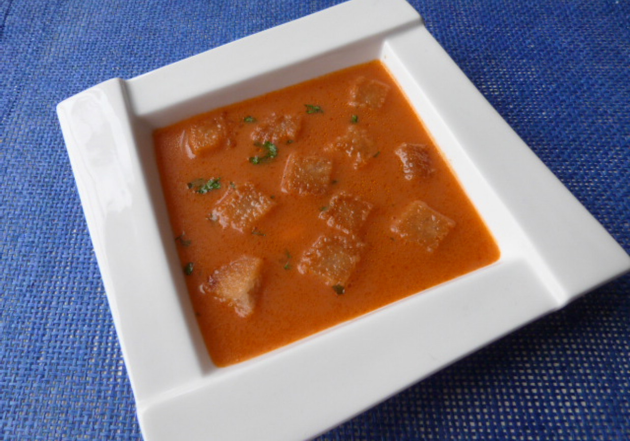 Zupa pomidorowa z czosnkowymi grzankami. foto