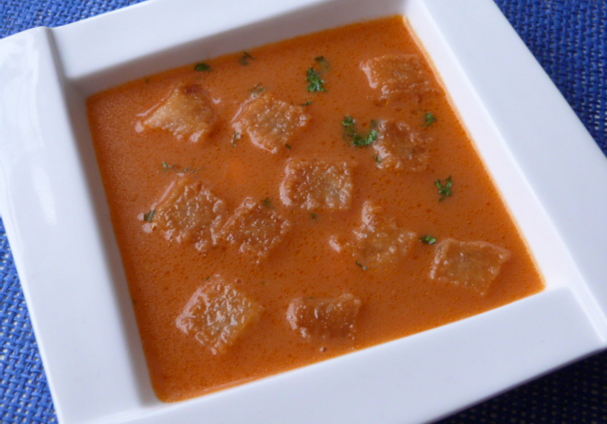Zupa pomidorowa z czosnkowymi grzankami. foto