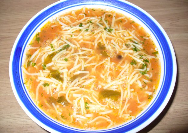 Fotografia przedstawiająca Zupa pomidorowa  z dodatkiem makaronu