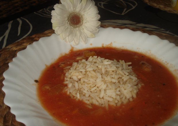 Fotografia przedstawiająca Zupa pomidorowa z dodatkiem selera naciowego- zaserwowana  z brązowym ryżem