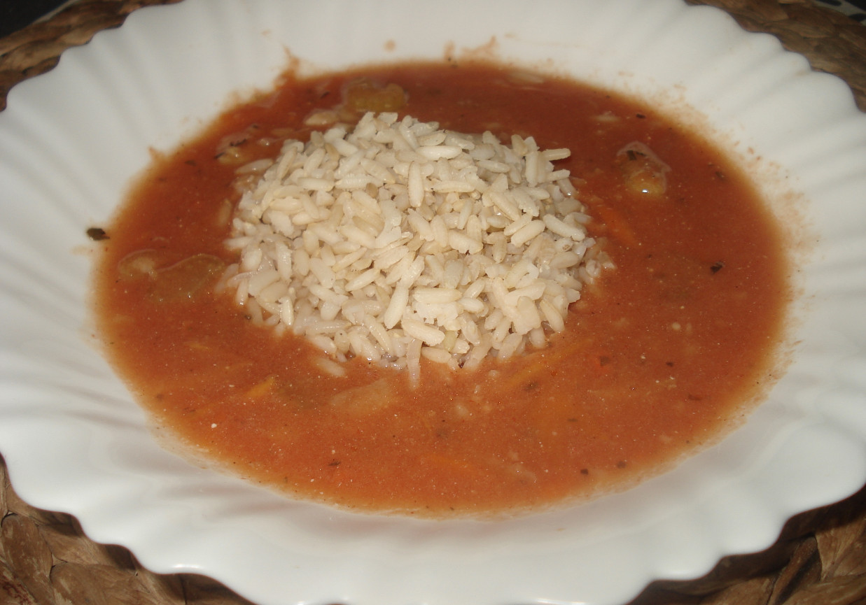 Zupa pomidorowa z dodatkiem selera naciowego- zaserwowana  z brązowym ryżem foto
