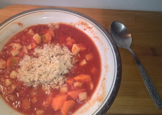 Fotografia przedstawiająca Zupa pomidorowa z domowego przecieru z brązowym ryżem