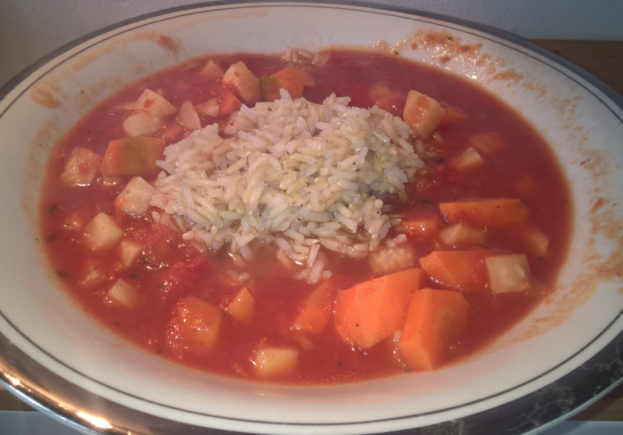 Zupa pomidorowa z domowego przecieru z brązowym ryżem foto