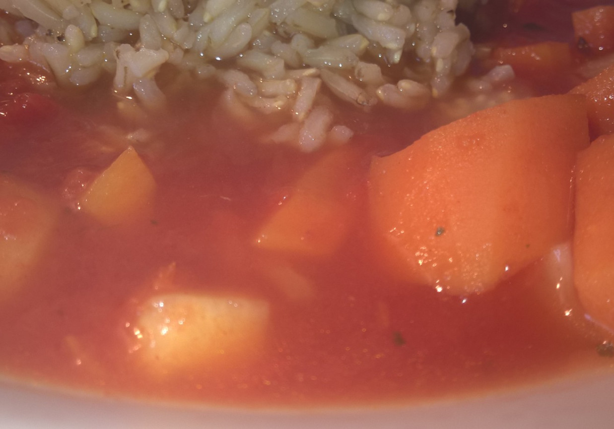 Zupa pomidorowa z domowego przecieru z brązowym ryżem foto