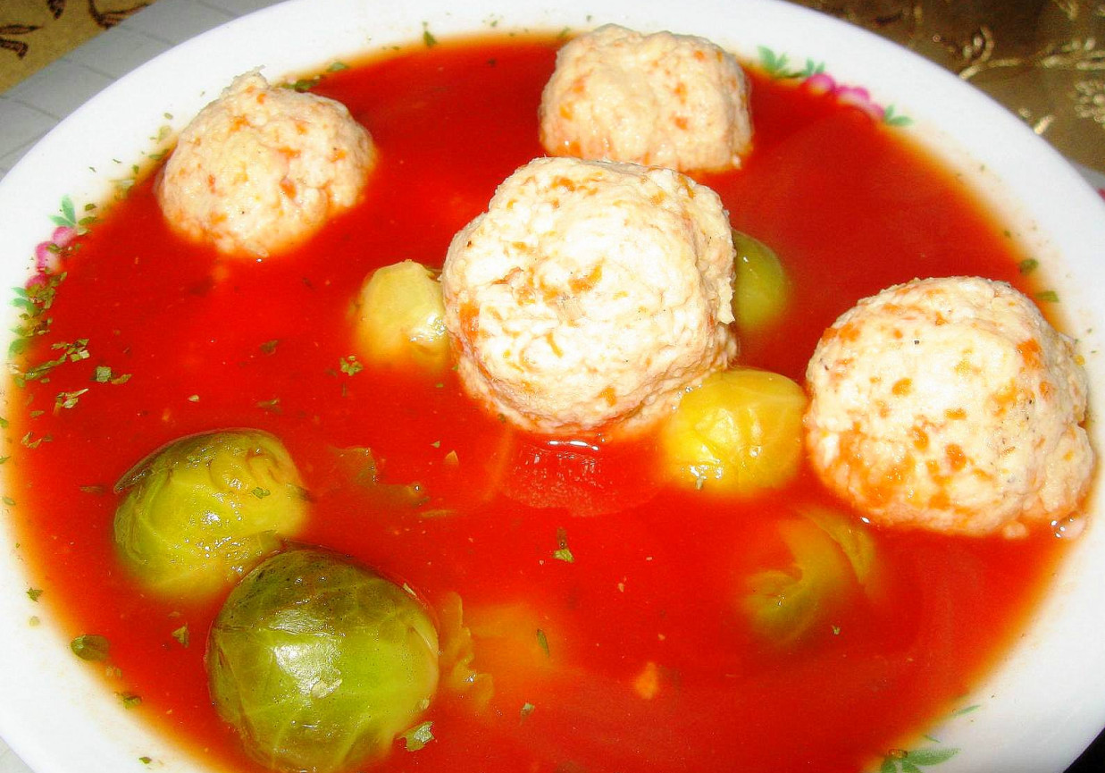 Zupa pomidorowa z drobiowymi klopsikami i brukselką foto