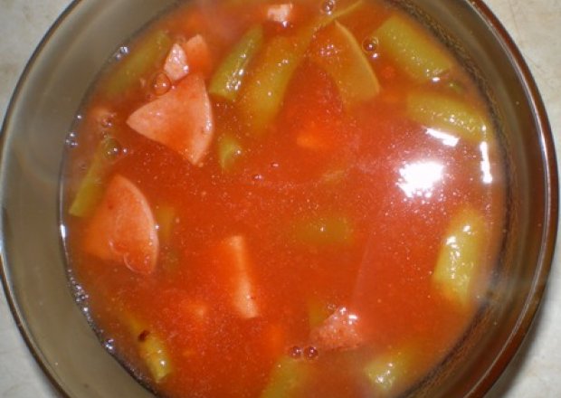 Fotografia przedstawiająca Zupa pomidorowa z fasolką i parówkami