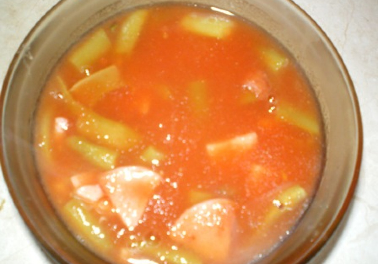 Zupa pomidorowa z fasolką i parówkami foto