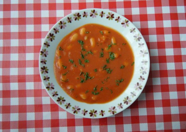 Fotografia przedstawiająca Zupa pomidorowa z fasolką