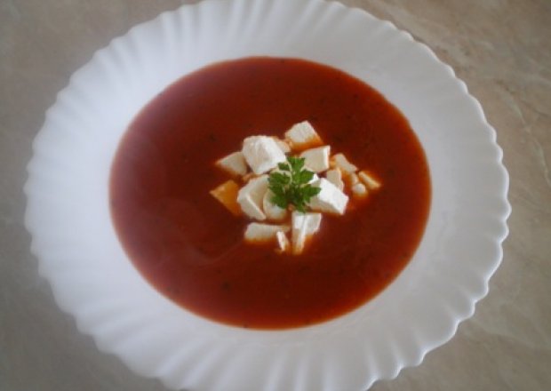 Fotografia przedstawiająca Zupa pomidorowa z fetą